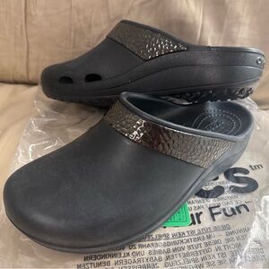 NWOT Crocs 205371 Women's Sloane Hammered Metallic Black Slip On Clogs Size 7